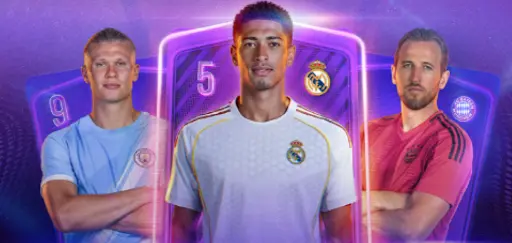 Drei Fußballstars vor leuchtenden Kartenmotiven als zentrales Promotionsmotiv für Challenges und Coin-Belohnungen